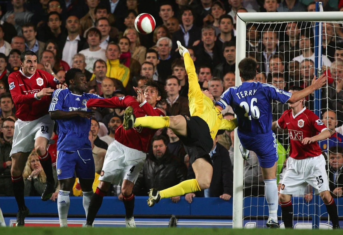 LONDON - MAY 09: Tomasz Kuszczak of Manchester United (3R) stretches for the ball under pressure from John Terry of Chelsea (2R) during the Barclays Premiership match between Chelsea and Manchester United at Stamford Bridge on May 9, 2007 in London, England. (Photo by Mike Hewitt/Getty Images) *** Local Caption *** Tomasz Kuszczak;John Terry