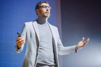 The Modern Tech Professional’s Wardrobe: Dressing for Innovation Conferences and Networking Events