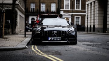 What to Expect When Selling a Luxury Vehicle Privately or Through Dealers