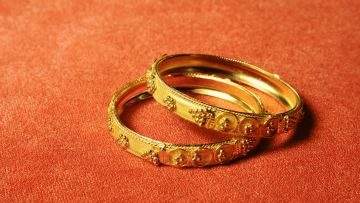 Stacking Gold Bangles: A Modern Guide to an Age-old Tradition