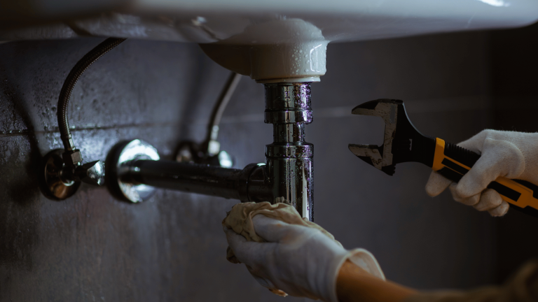 Common Plumbing Issues That Require Immediate Attention — 5 Signs You Need Commercial Plumbing Services